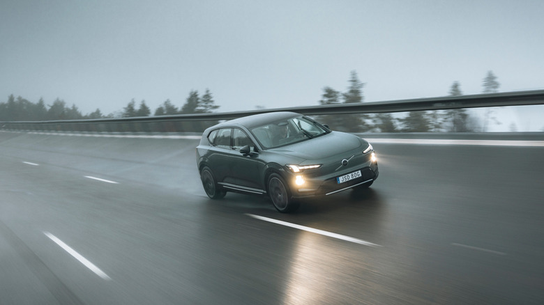 Ein dunkelgrüner Volvo EX60 fährt in einer Steilkurve