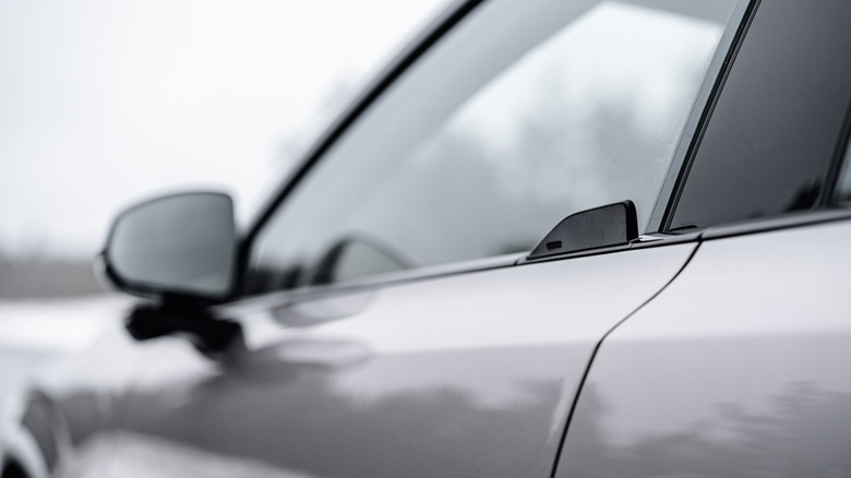 Eine Nahaufnahme eines Türgriffs mit Flügelspitze des Volvo EX60