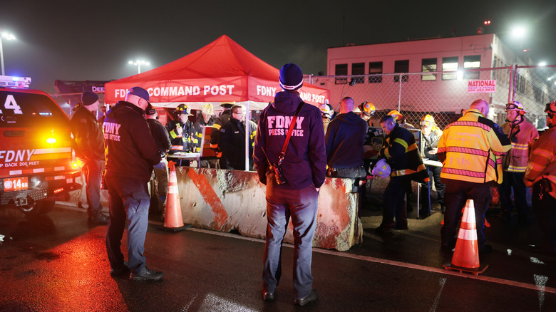 Ersthelfer arbeiten am Unfallort des Flugzeugs