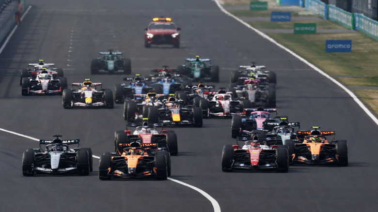 Oscar Piastri aus Australien führt im (81) McLaren MCL40 Mercedes das Feld beim Start beim F1 Grand Prix von Japan auf dem Suzuka Circuit am 29. März 2026 in Suzuka, Japan, an.