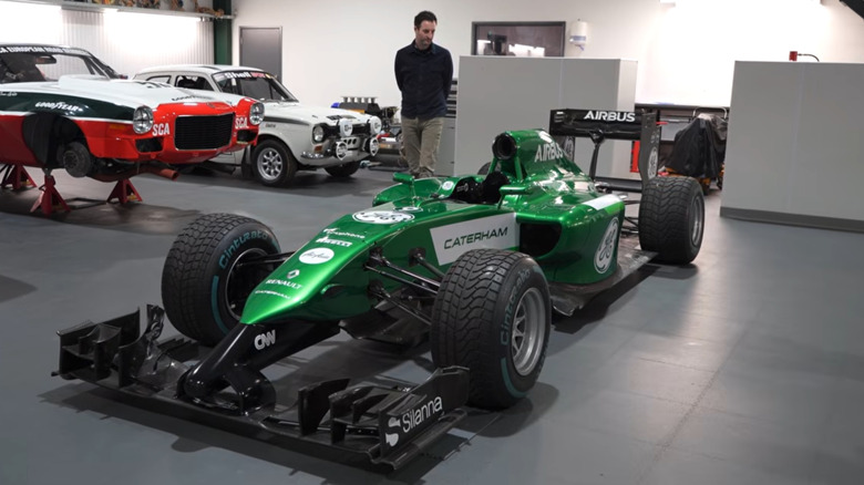 Der umgebaute Caterham F1-Wagen von 2014 steht in Thomas‘ Privatgarage.