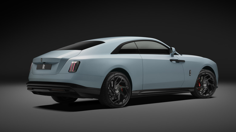 Hintere 3/4-Ansicht eines blauen Rolls-Royce Spectre Series II Black Badge