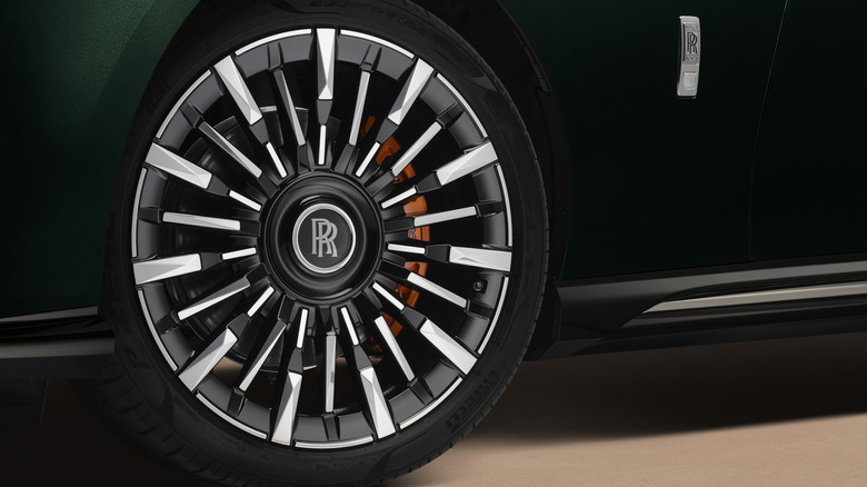 Vorderrad eines Rolls-Royce Spectre Series II