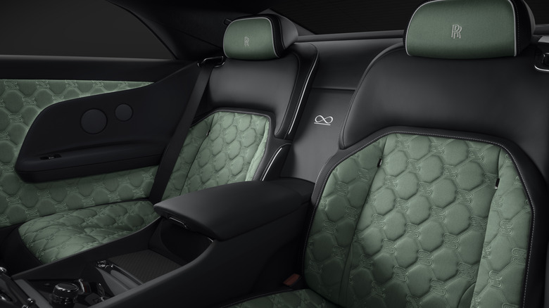 Rücksitz eines Rolls-Royce Spectre Series II Black Badge