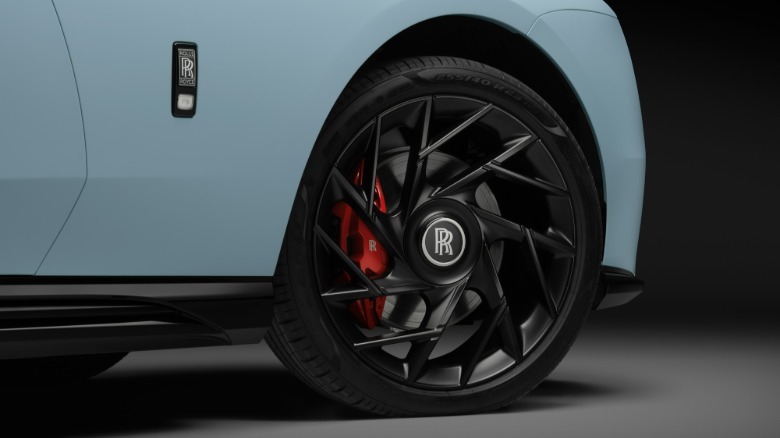 Vorderrad eines blauen Rolls-Royce Spectre Series II Black Badge