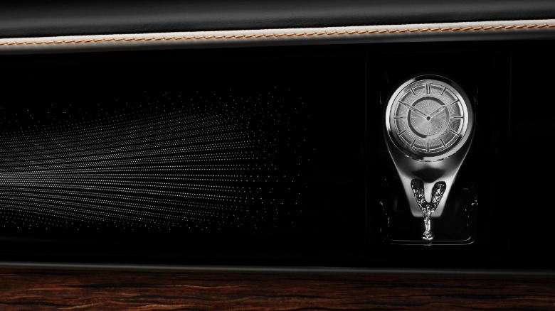 Uhr in einem Rolls-Royce Spectre Series II