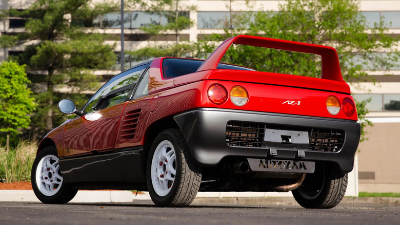 Der gleiche rote Autozam AZ-1, der auf dem ersten Foto dieses Artikels zu sehen ist, aber eine sexy, dramatische Aufnahme von hinten von unten.