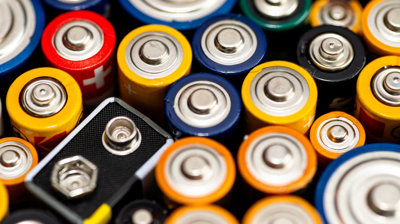 Archivbild einer Reihe von Batterien.