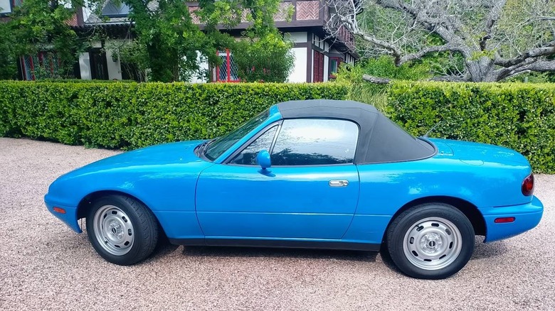 Bild auf der Fahrerseite des Mazda MX-5 Miata von 1990