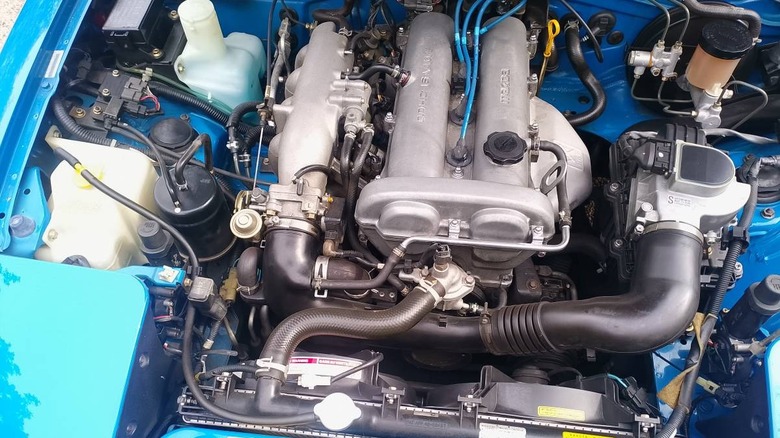 Bild des Motorraums des Mazda MX-5 Miata von 1990