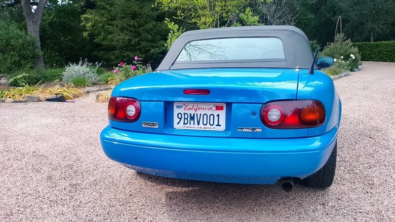 Bild vom Heck des Mazda MX-5 Miata aus dem Jahr 1990