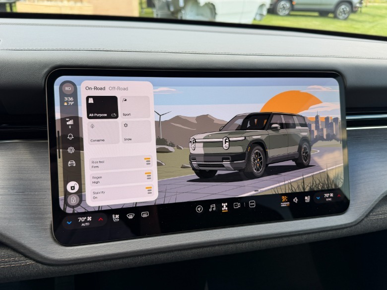 Infotainment-Bildschirm in einem 2027 Rivian R2