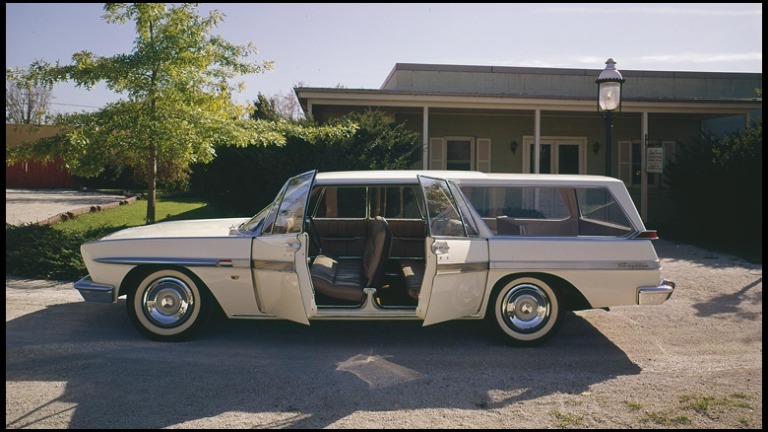 Ein Prototyp des Studebaker Lark-Wagens mit geöffneten Türen
