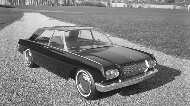Ein Prototyp des Studebaker Lark auf einer Schotterparkstraße