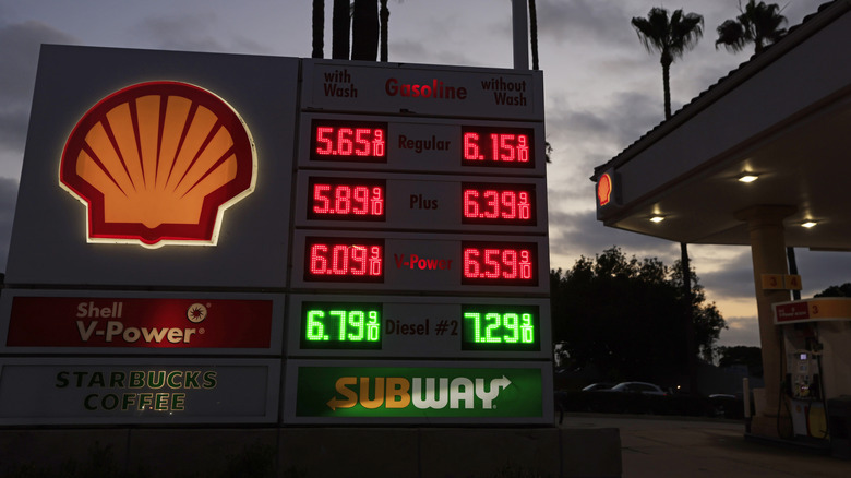Auf dem Schild einer Shell-Tankstelle sind die Benzinpreise aufgeführt