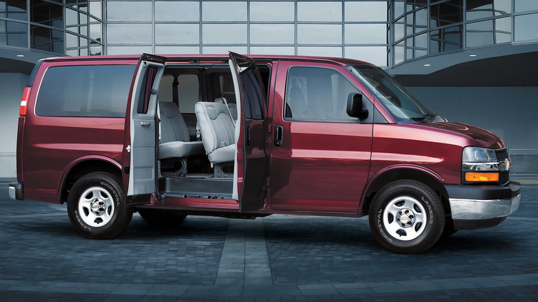2003 Chevy Express parkte mit geöffneten Seitentüren vor einem Gebäude