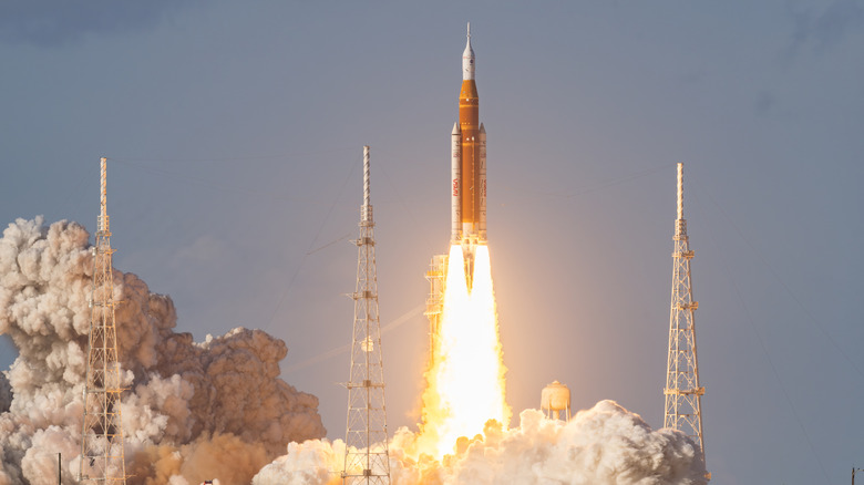 Eine SLS-Rakete startet am 1. April 2026 die Artemis-II-Mission zum Mond