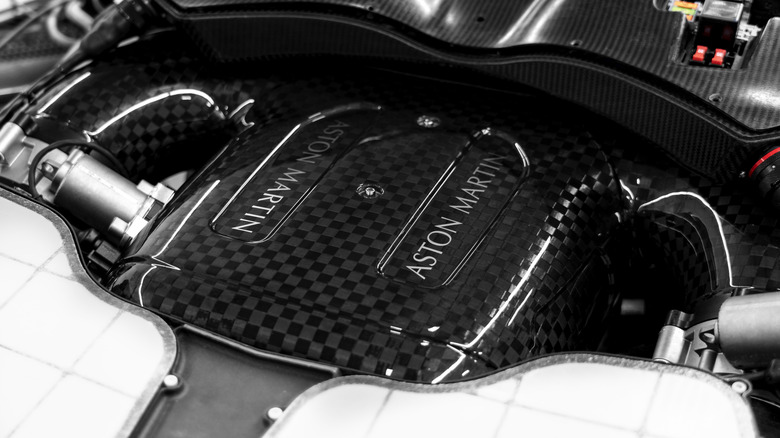 Ein Blick auf den V12-Motor des Valkyrie, der mit Karbonfaser überzogen ist