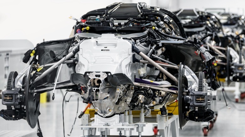 Ein Foto der Rückseite eines Valkyrie-Chassis ohne Karosserieteile, das die hintere Hilfsrahmenbaugruppe im Werk zeigt