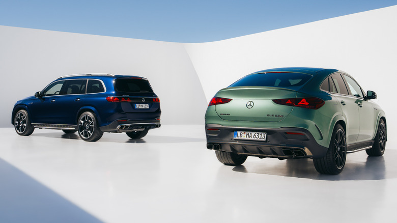3/4-Rückansicht eines grünen Mercedes-AMG GLE63 S Coupé und eines blauen GLS63