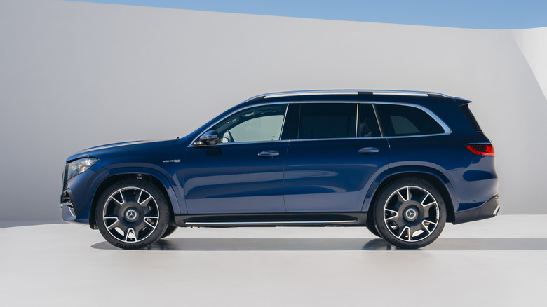 Seitenansicht eines blauen Mercedes-AMG GLS63, Baujahr 2027