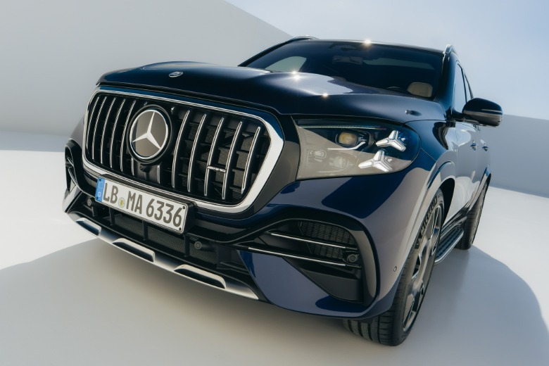 Frontpartie eines blauen Mercedes-AMG GLS63, Baujahr 2027