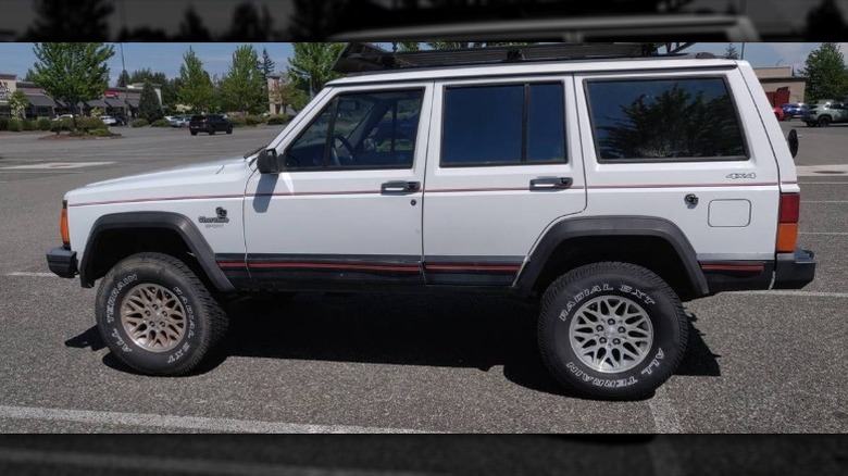 Fahrerseitenbild des Jeep Cherokee Sport von 1993