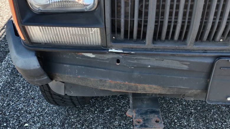 1993 Jeep Cherokee Sport verbeultes Stoßstangenbild