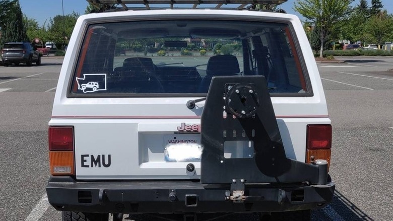 Bild der Heckklappe und des Reifenträgers des Jeep Cherokee Sport von 1993