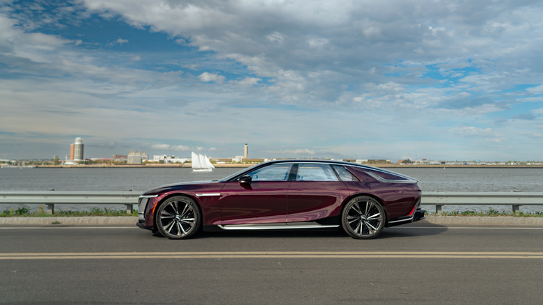 Ein roter Cadillac Celestiq unterwegs in Boston