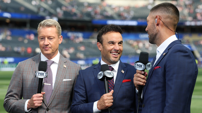 Rob Stone, Landon Donovan und Clint Dempsey kommentieren vor dem Gruppe-D-Spiel der FIFA Fußball-Weltmeisterschaft 2026 zwischen den USA und Paraguay im Los Angeles Stadium am 12. Juni 2026 in Los Angeles, Kalifornien.