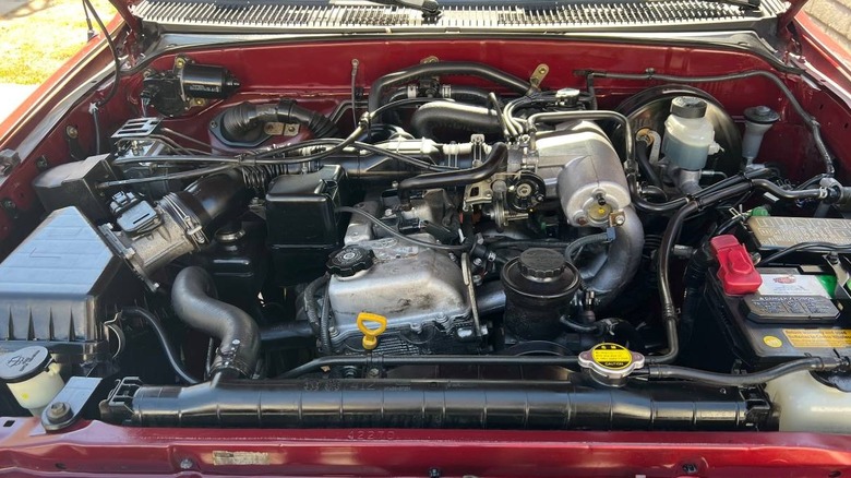 Bild des Motorraums des Toyota Tacoma 4X4 aus dem Jahr 2003