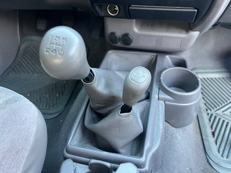 Bild der Schalthebel des Toyota Tacoma 4X4 aus dem Jahr 2003