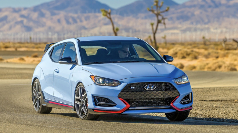 Ein blauer Hyundai Veloster N fährt die Straße entlang