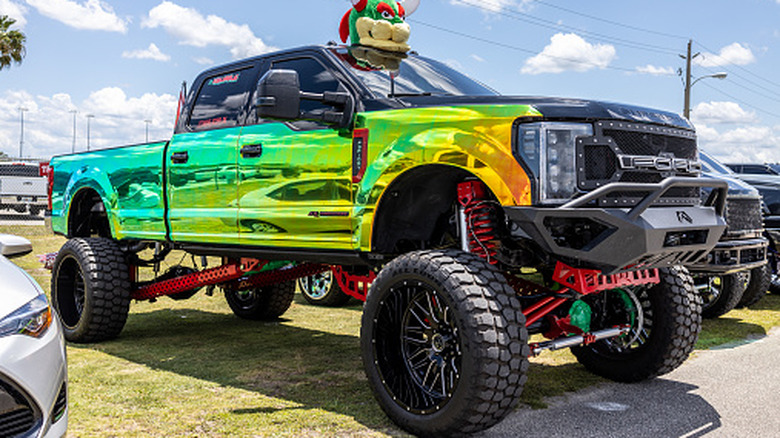 Ein Ford-Truck wurde so stark angehoben, dass er nicht einmal in den Rahmen passte.