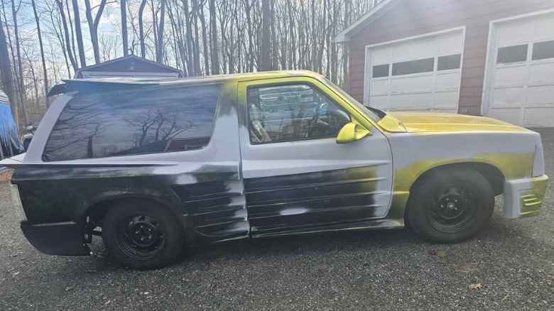 Ein grün-schwarzer Chevy Blazer mit Testerossa-Karosserieverkleidung
