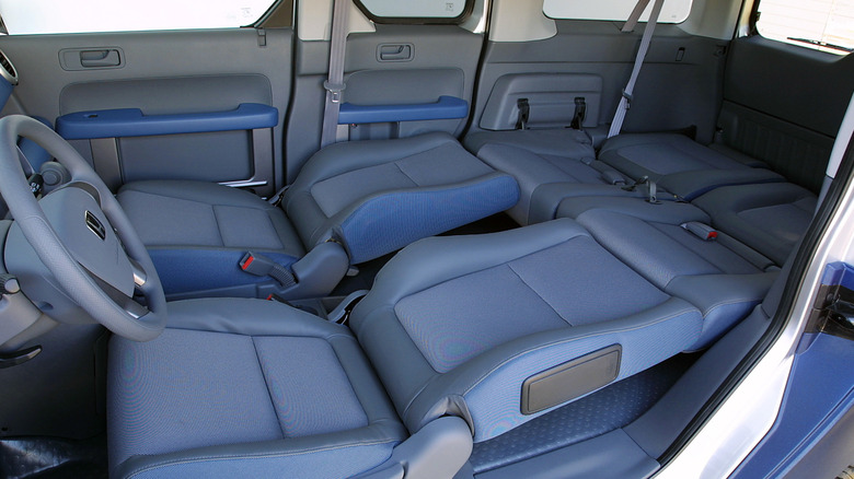 Der Innenraum eines Honda Element aus dem Jahr 2003 mit umgeklappten Sitzen.