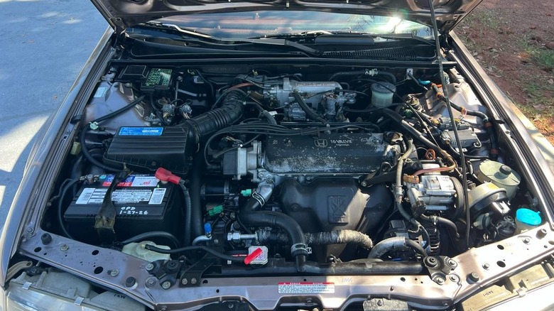 Bild des Motorraums des Honda Accord LX von 1992