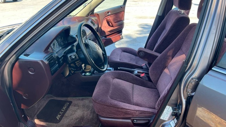 Bild des Fahrersitzes eines Honda Accord LX von 1992