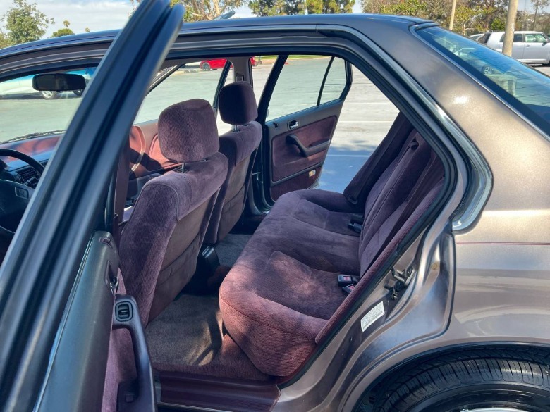 Bild des Rücksitzbereichs des Honda Accord LX von 1992