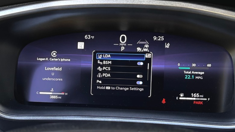 Eine Nahaufnahme des digitalen Fahrerdisplays mit dem ADAS-Menü zeigt, wie verwirrend es sein kann
