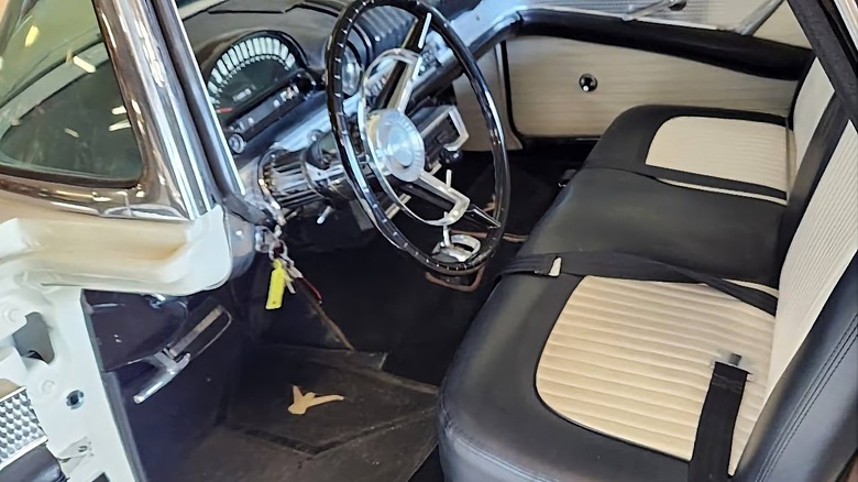 Innenraumbild des Ford Thunderbird von 1956