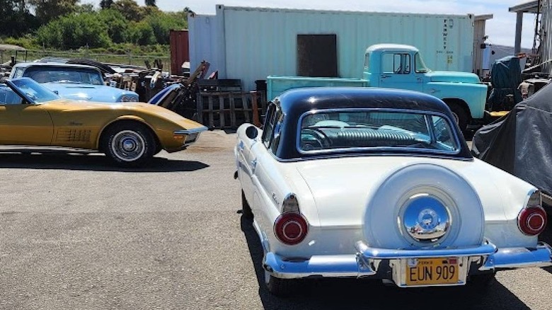Heckbild des Ford Thunderbird von 1956