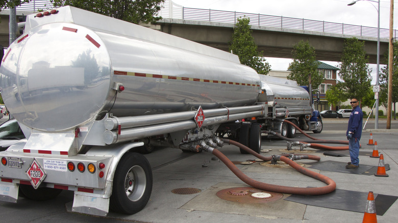 Der Kofferraum eines kalifornischen Tankers pumpt Benzin in den Tank einer Tankstelle