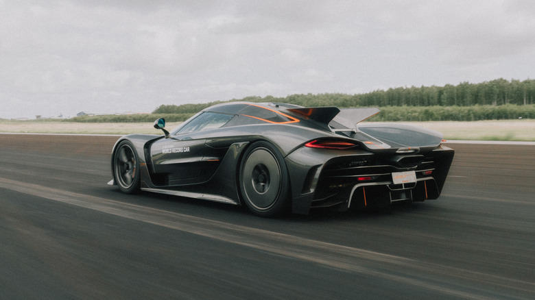 3/4-Rückansicht des Koenigsegg Jesko Absolut-Rekordautos in Fahrt.