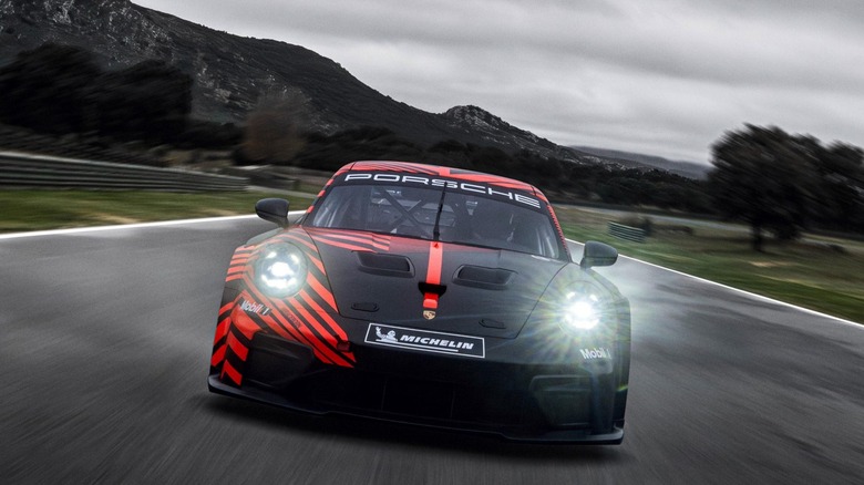 Frontansicht des Porsche 911 GT4 R auf der Strecke.