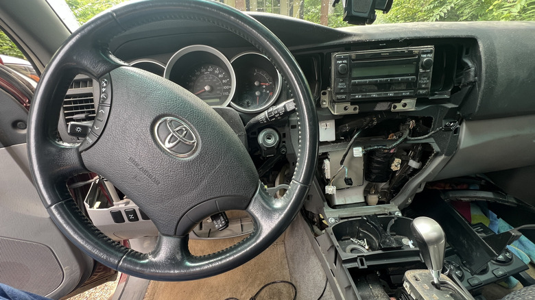 Ein Toyota 4Runner-Armaturenbrett aus dem Jahr 2006 wurde zerlegt, um die ursprüngliche Haupteinheit zu entfernen