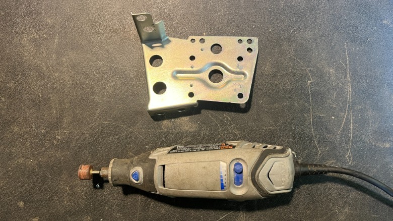 Eine modifizierte Toyota 4Runner-Kopfeinheitshalterung und der Dremel, mit dem ich sie modifiziert habe