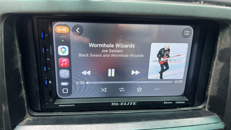 Eine Apple Carplay-Headunit, die in einen Toyota 4Runner von 2006 eingebaut ist und Joe Satriani spielt