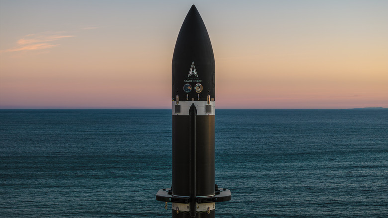 Eine Rocket Lab Electron-Rakete bereitet sich auf einen hyperschnellen Start vor
